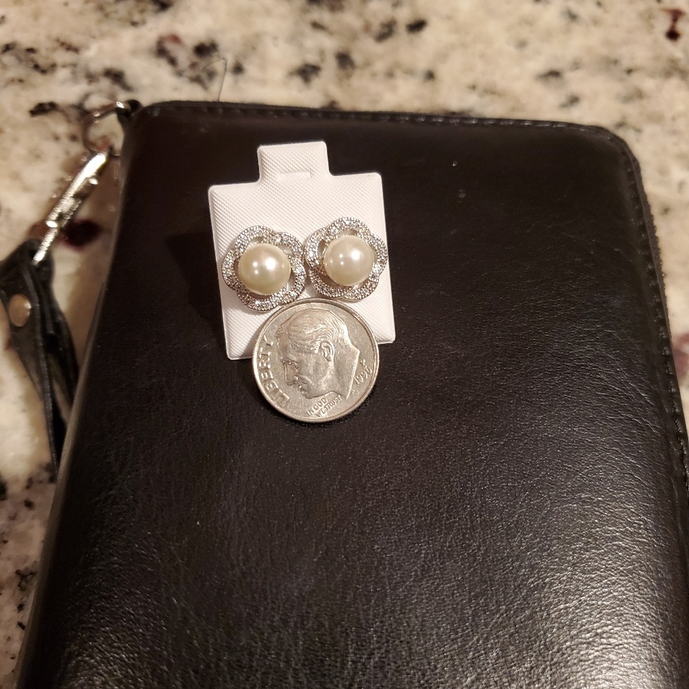 Daysi pearl flower studs - Picture 2 of 2